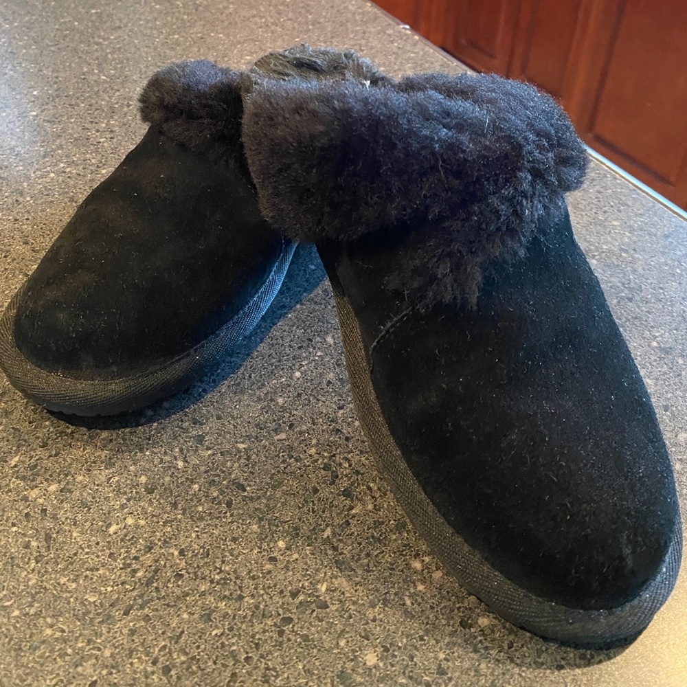 Women’s size 8 Black Ugg Koolaburra Suede Slippers